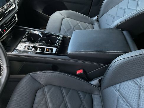 Used 2025 Volkswagen Atlas Cross Sport SE image 33