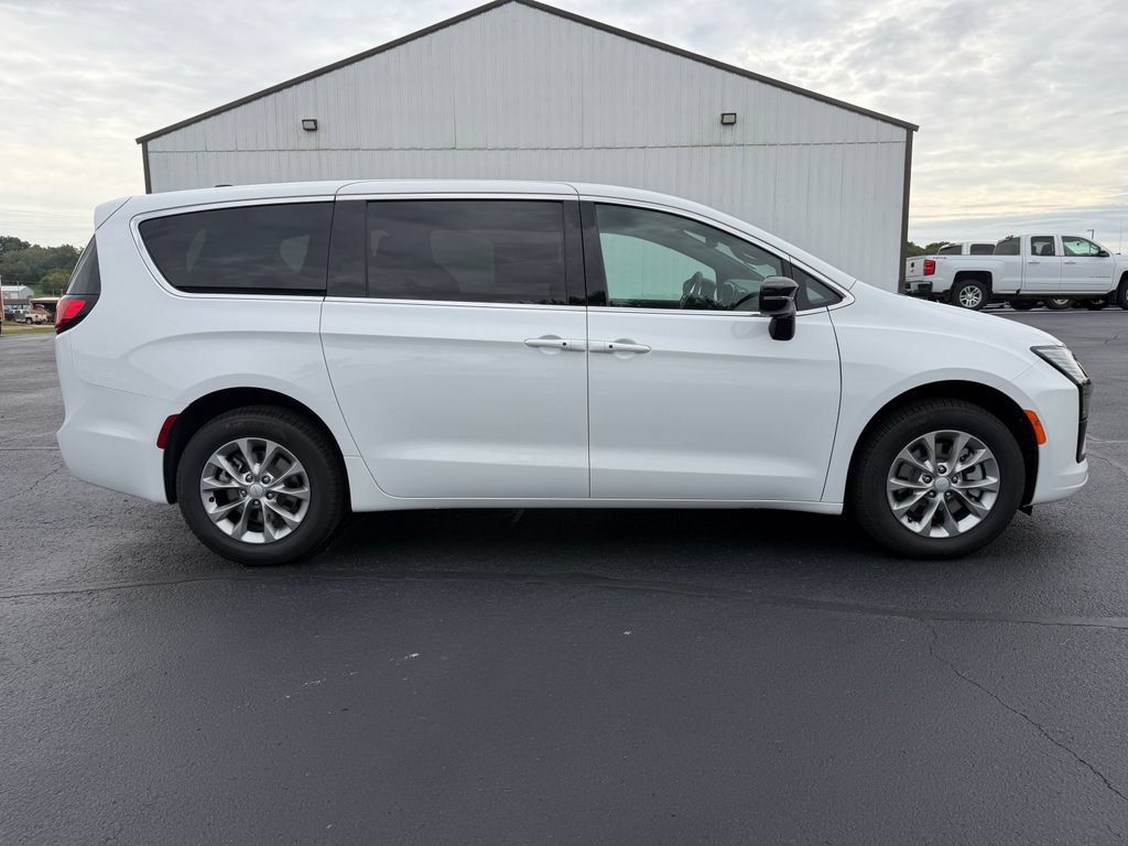 New 2027 Chrysler Pacifica Select AWD/4WD image 4