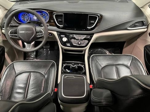 Used 2023 Chrysler Pacifica Limited FWD image 22