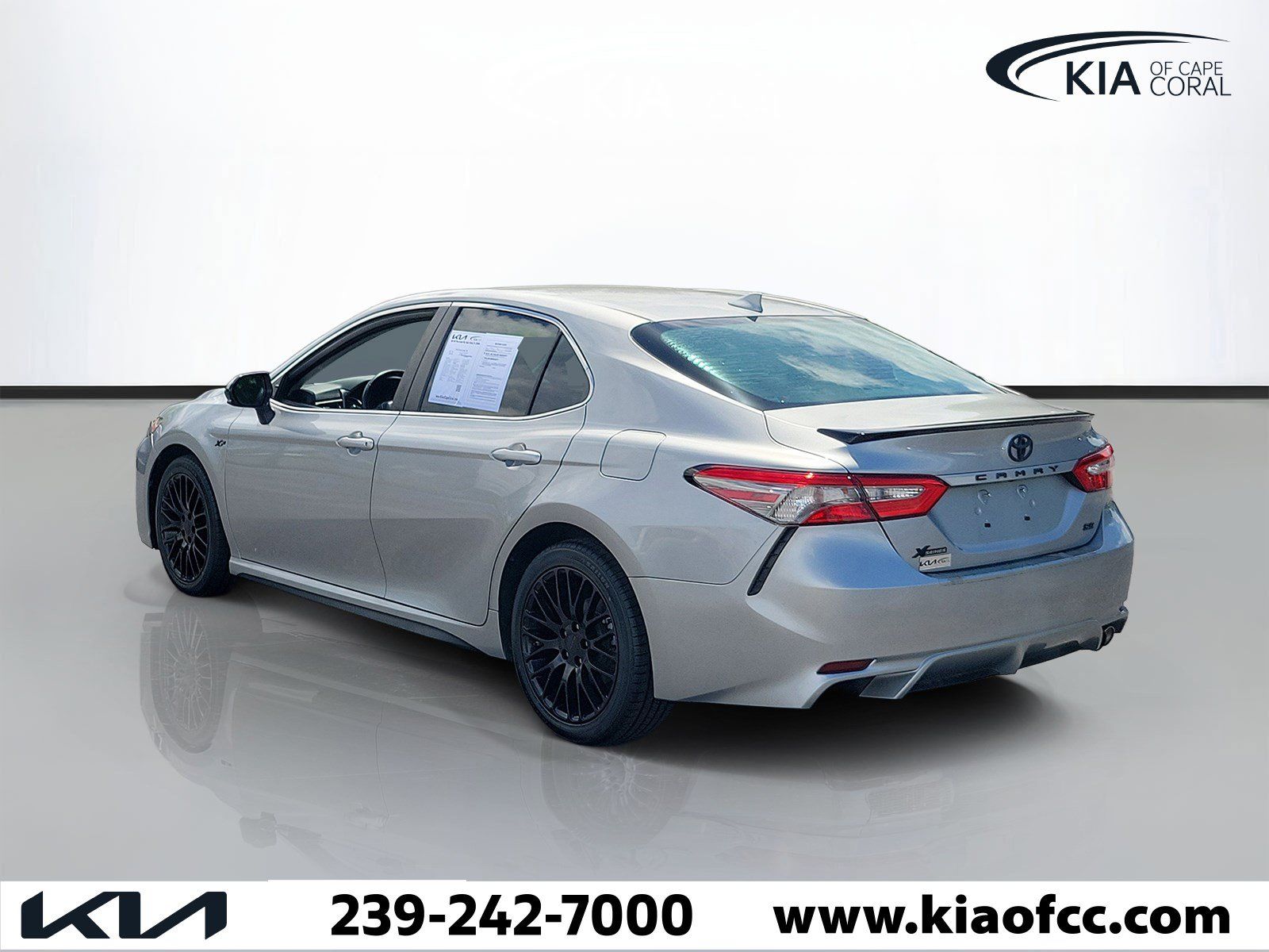 Used 2019 Toyota Camry SE FWD image 4