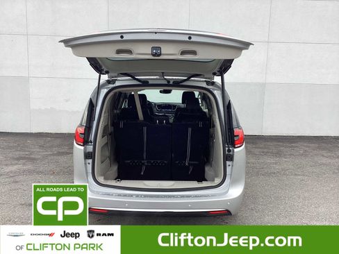 Certified 2024 Chrysler Pacifica Touring-L image 8