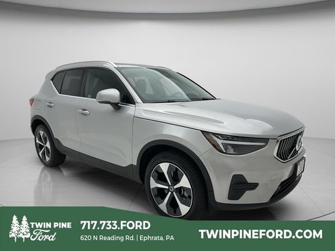Used 2024 Volvo XC40 B5 Core AWD/4WD image 1