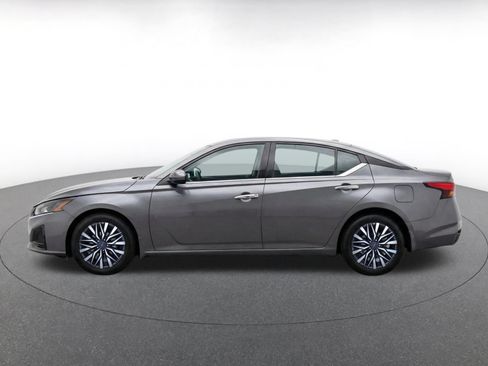 Used 2025 Nissan Altima 2.5 SV FWD image 4