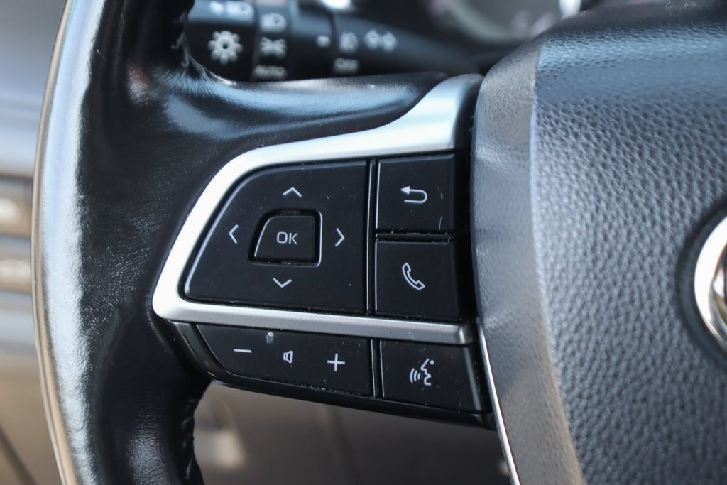 Used 2022 Toyota Highlander XLE FWD image 22