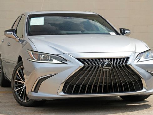 Used 2024 Lexus ES 350 w/ Premium Package FWD image 4