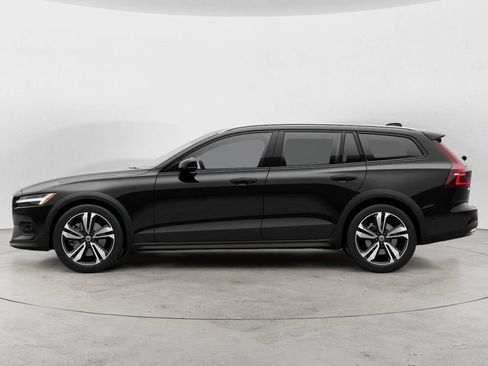 Used 2025 Volvo V60 B5 Cross Country Plus AWD/4WD image 3