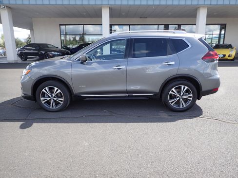 Used 2018 Nissan Rogue SL w/ Premium Package image 2