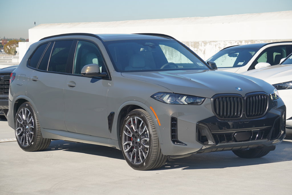 Used 2026 BMW X5 xDrive50e w/ M Sport Package AWD/4WD image 3