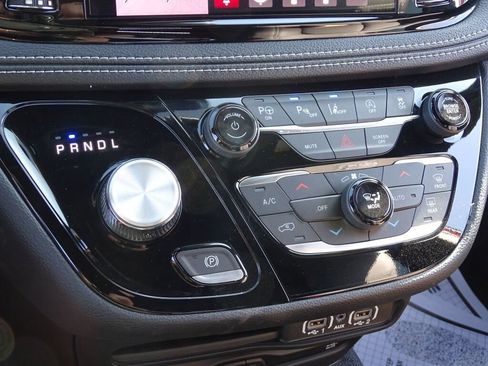 Used 2023 Chrysler Pacifica Touring-L w/ Uconnect Theater Family Group FWD image 23
