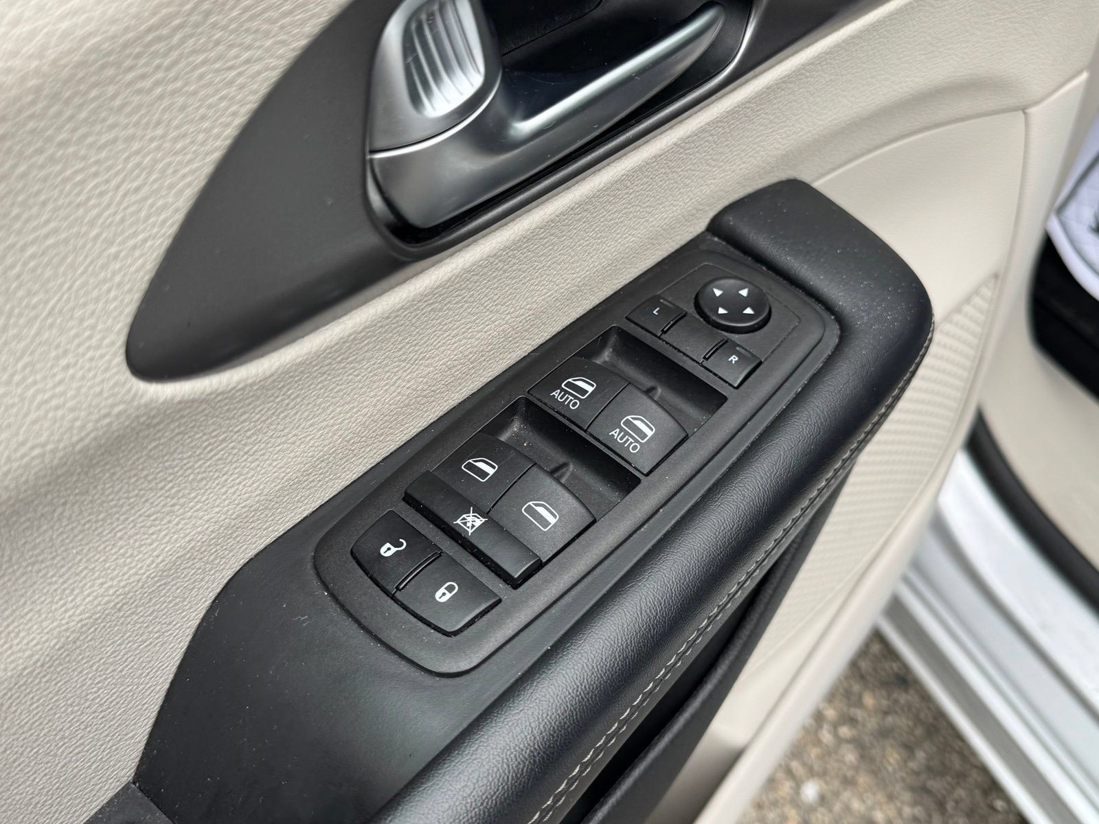 Used 2023 Chrysler Pacifica Touring-L FWD image 12