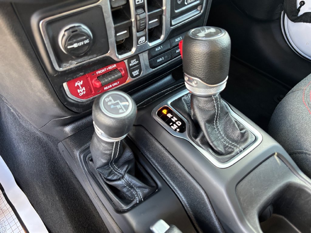 Used 2025 Jeep Wrangler Unlimited Rubicon w/ Convenience Group AWD/4WD image 28