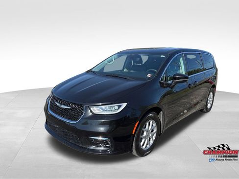 Used 2023 Chrysler Pacifica Touring-L FWD image 2