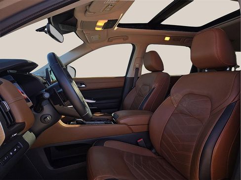 Used 2023 Nissan Pathfinder Platinum w/ Cargo Package image 14