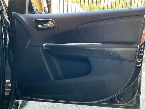 Used 2019 Dodge Journey SE image 22