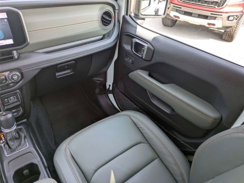 Certified 2025 Jeep Gladiator Mojave w/ Convenience Group AWD/4WD image 19