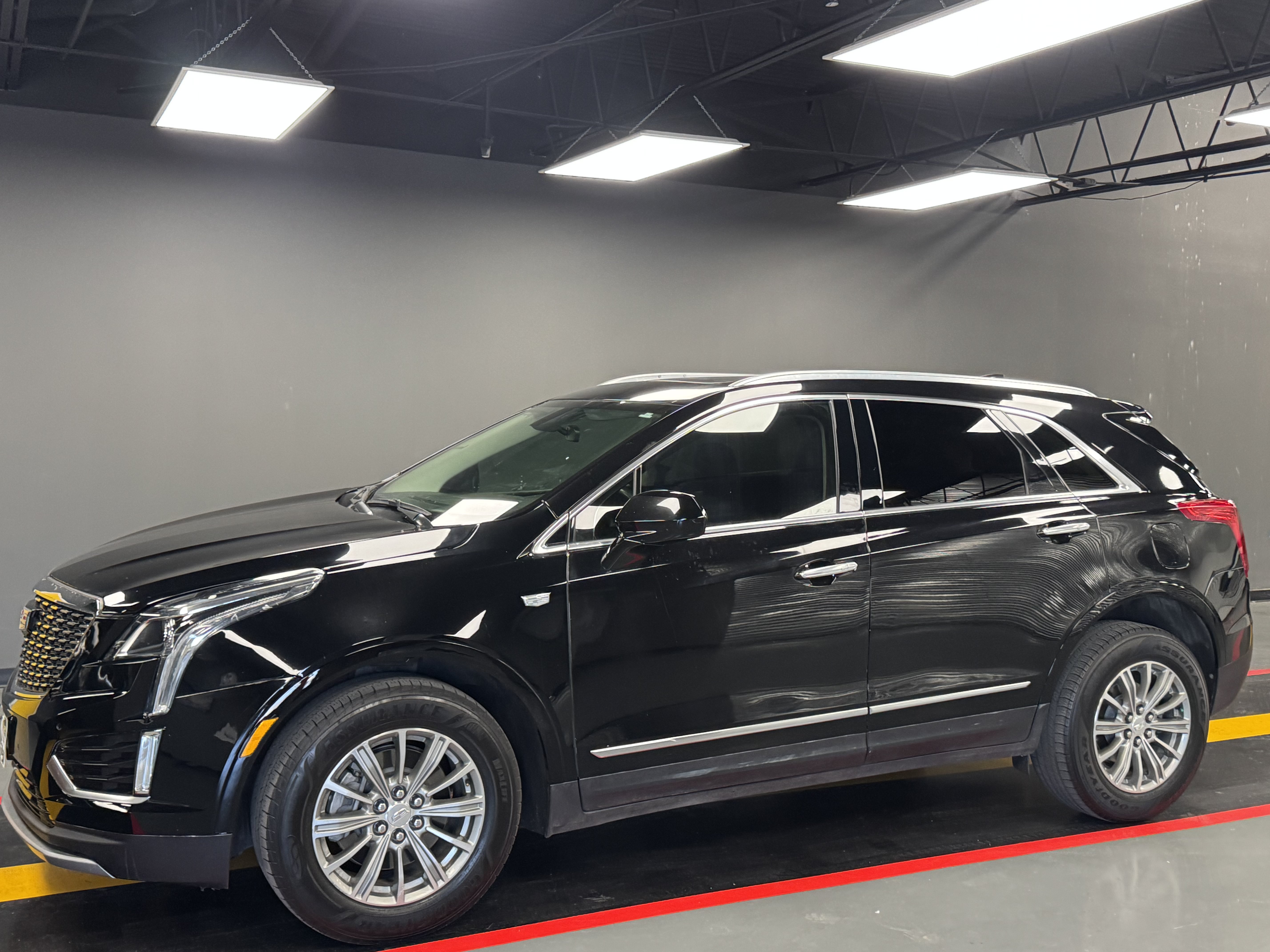 Used 2017 Cadillac XT5 Luxury FWD image 2