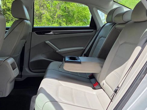 Used 2017 Volkswagen Passat 1.8T R-Line image 15