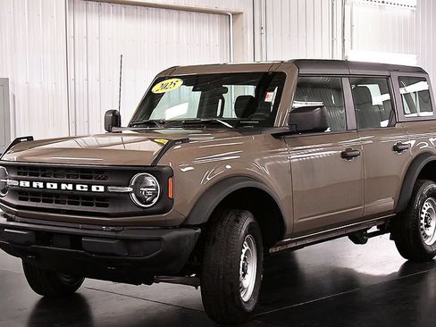 Used 2025 Ford Bronco 4-Door AWD/4WD image 3