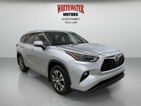 Used 2022 Toyota Highlander XLE AWD/4WD image 5