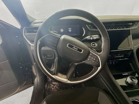 New 2025 Jeep Grand Cherokee Laredo image 11