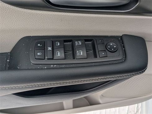 Used 2024 Chrysler Pacifica Touring-L image 15