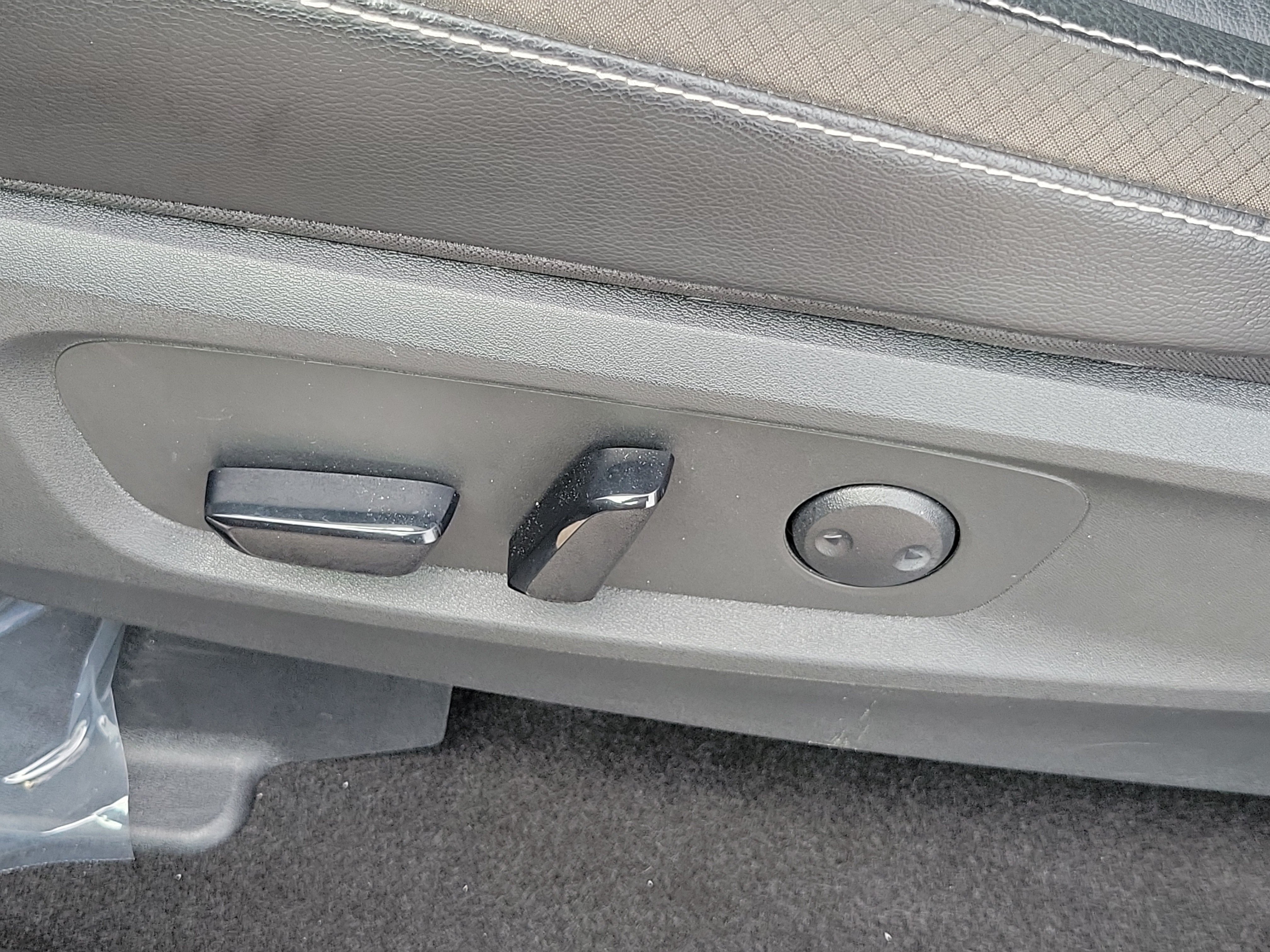 Used 2024 Nissan Pathfinder SL w/ Black Appearance Package FWD image 12