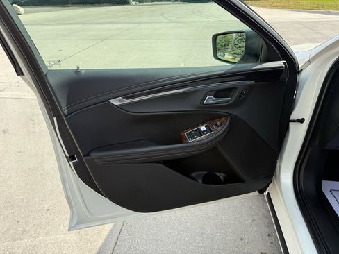 Used 2014 Chevrolet Impala LT w/ Convenience Package image 11