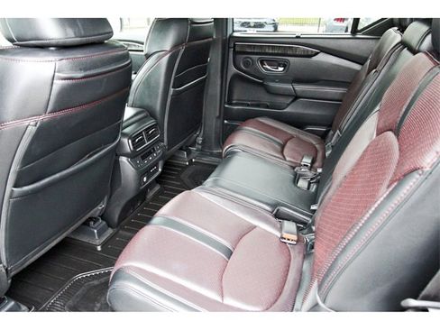 Used 2025 Honda Pilot Black Edition image 12