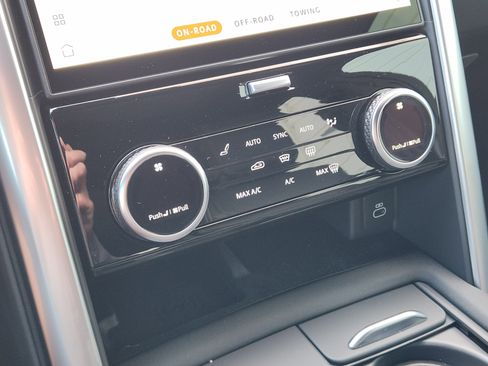 New 2025 Land Rover Discovery S image 18