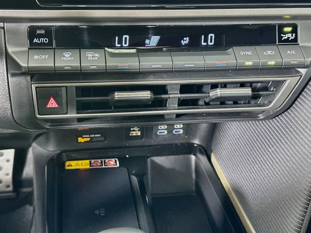 Used 2025 Toyota Camry SE w/ Convenience Package FWD image 16