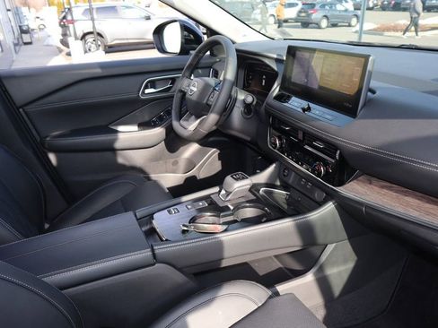 Certified 2025 Nissan Rogue Platinum image 23