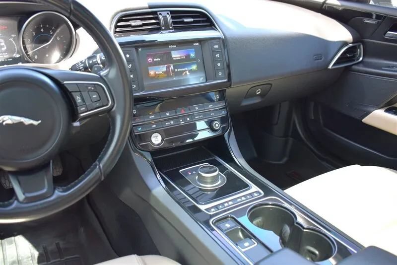 Used 2017 Jaguar XE Premium RWD image 19