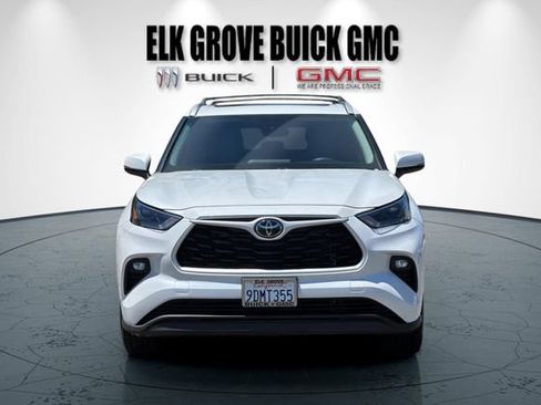 Used 2022 Toyota Highlander XLE AWD/4WD image 9