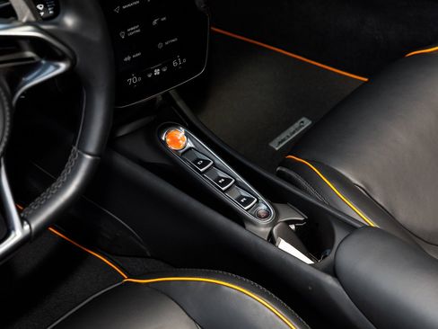 Used 2025 McLaren Artura Spider RWD image 43