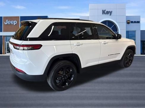 Used 2023 Jeep Grand Cherokee Altitude AWD/4WD image 8
