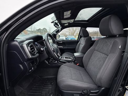 Used 2016 Toyota Tacoma TRD Sport w/ Premium & Technology Package AWD/4WD image 12
