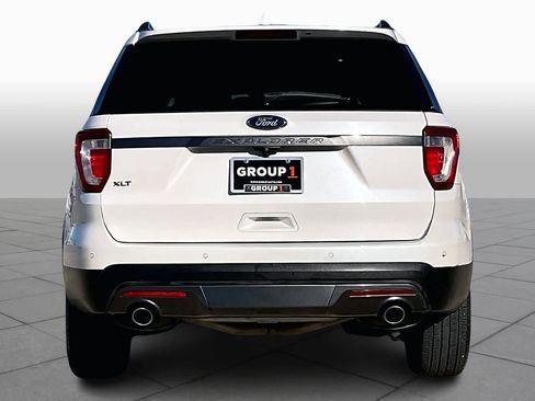 Used 2017 Ford Explorer XLT w/ Equipment Group 202A image 5