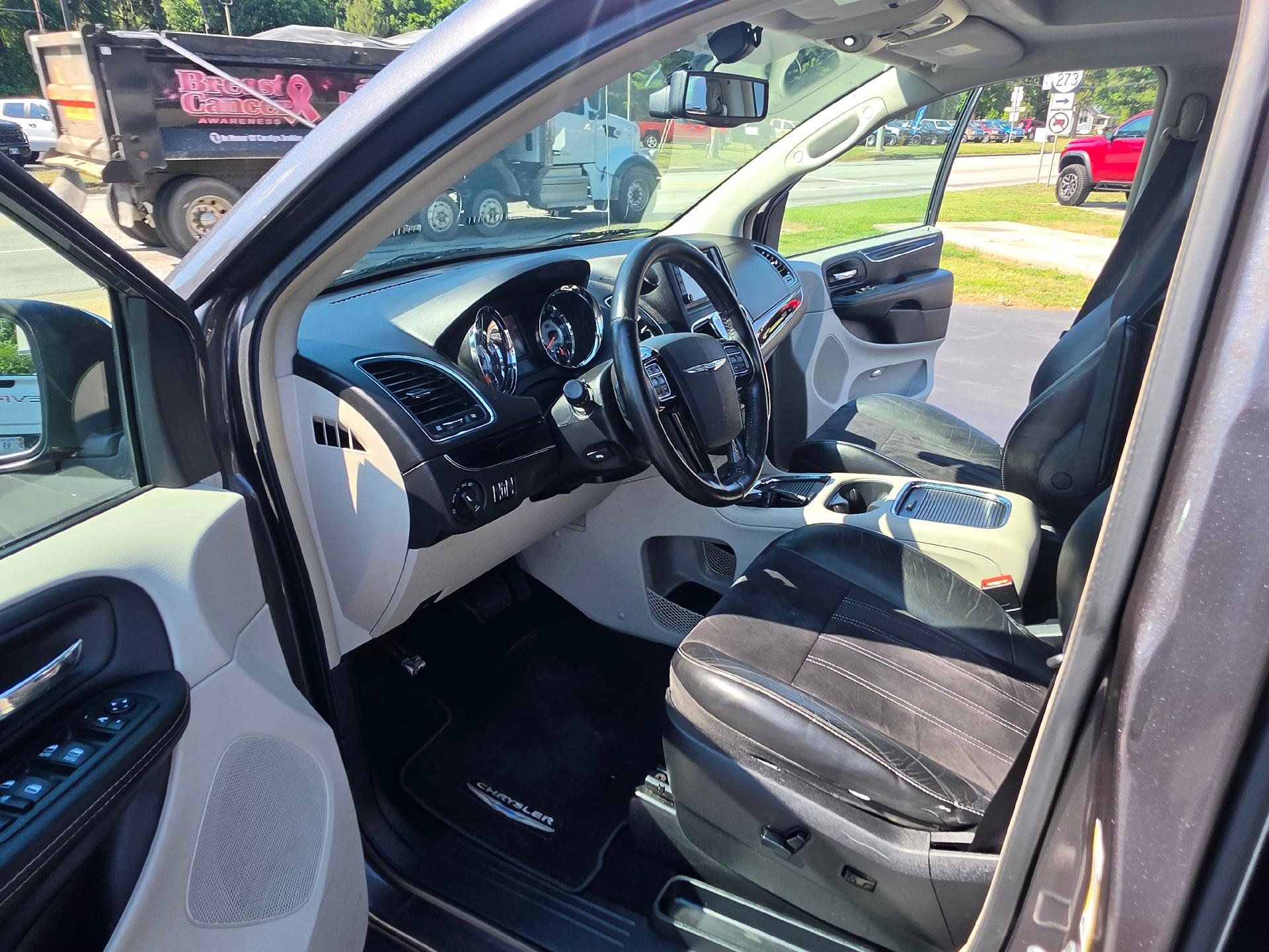 Used 2014 Chrysler Town & Country Touring-L FWD image 8