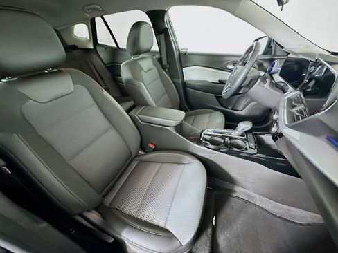 Used 2025 Chevrolet Trax LT w/ LT Convenience Package image 28