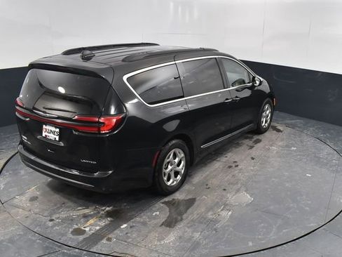 Used 2023 Chrysler Pacifica Limited FWD image 45