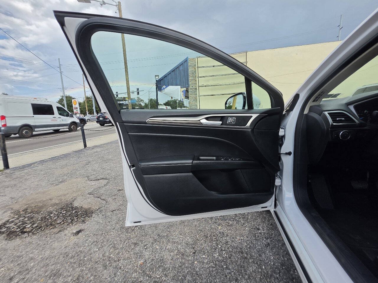 Used 2017 Ford Fusion SE FWD image 13