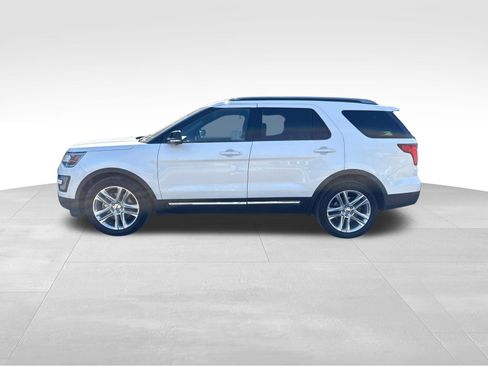 Used 2016 Ford Explorer XLT w/ Equipment Group 202A FWD image 2