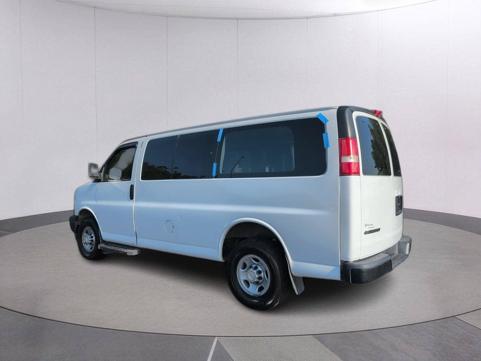 Used 2017 Chevrolet Express 2500 RWD image 3