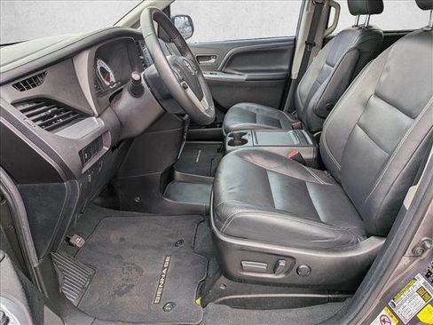 Used 2019 Toyota Sienna SE image 16