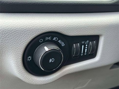 Used 2023 Chrysler Pacifica Touring-L image 16