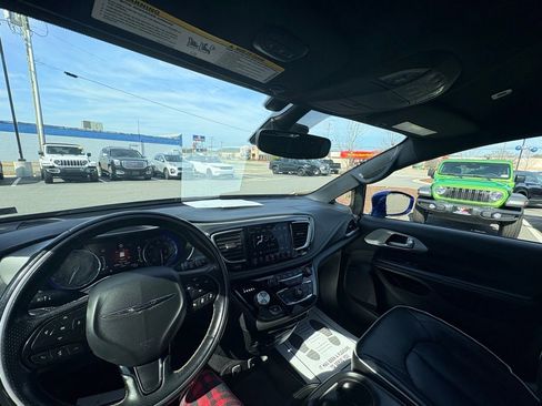 Used 2018 Chrysler Pacifica Limited FWD image 31
