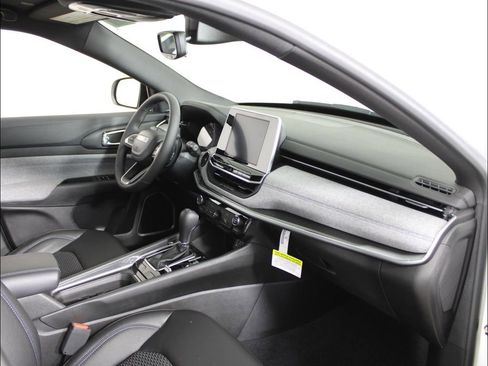 New 2025 Jeep Compass Latitude image 37