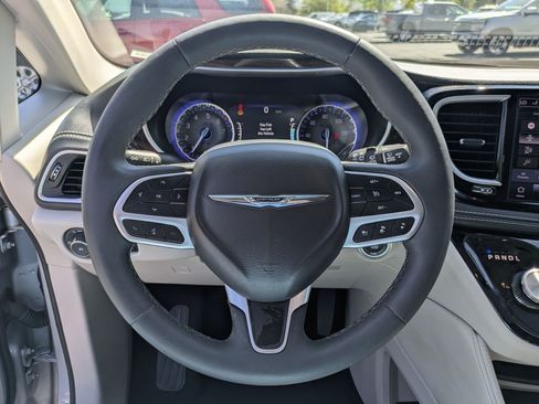 Used 2024 Chrysler Pacifica Limited FWD image 19