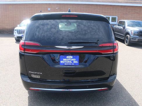 Used 2024 Chrysler Pacifica Touring-L FWD image 4
