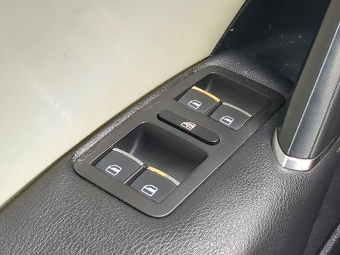 Used 2017 Volkswagen Passat 1.8T R-Line image 24